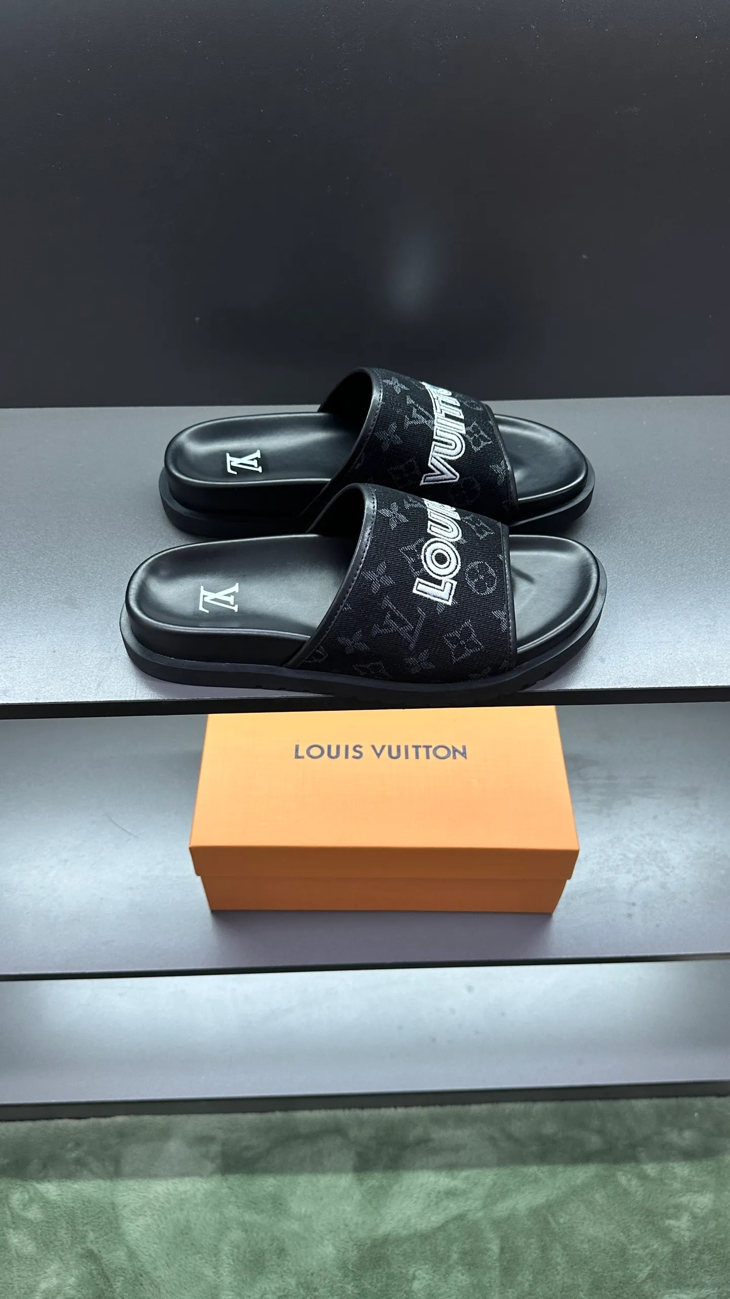 [L Home] P: 300💰Size: 38-45 Top purchasing lv men's summer slippers, classic presbyopia with soft real leather lining, unique color splicing effect, distinctive personality, fashionable and trendy essential style, light and comfortable. Lightweight and tough rubber insole, micro ridged foam outsole, super comfortable!
